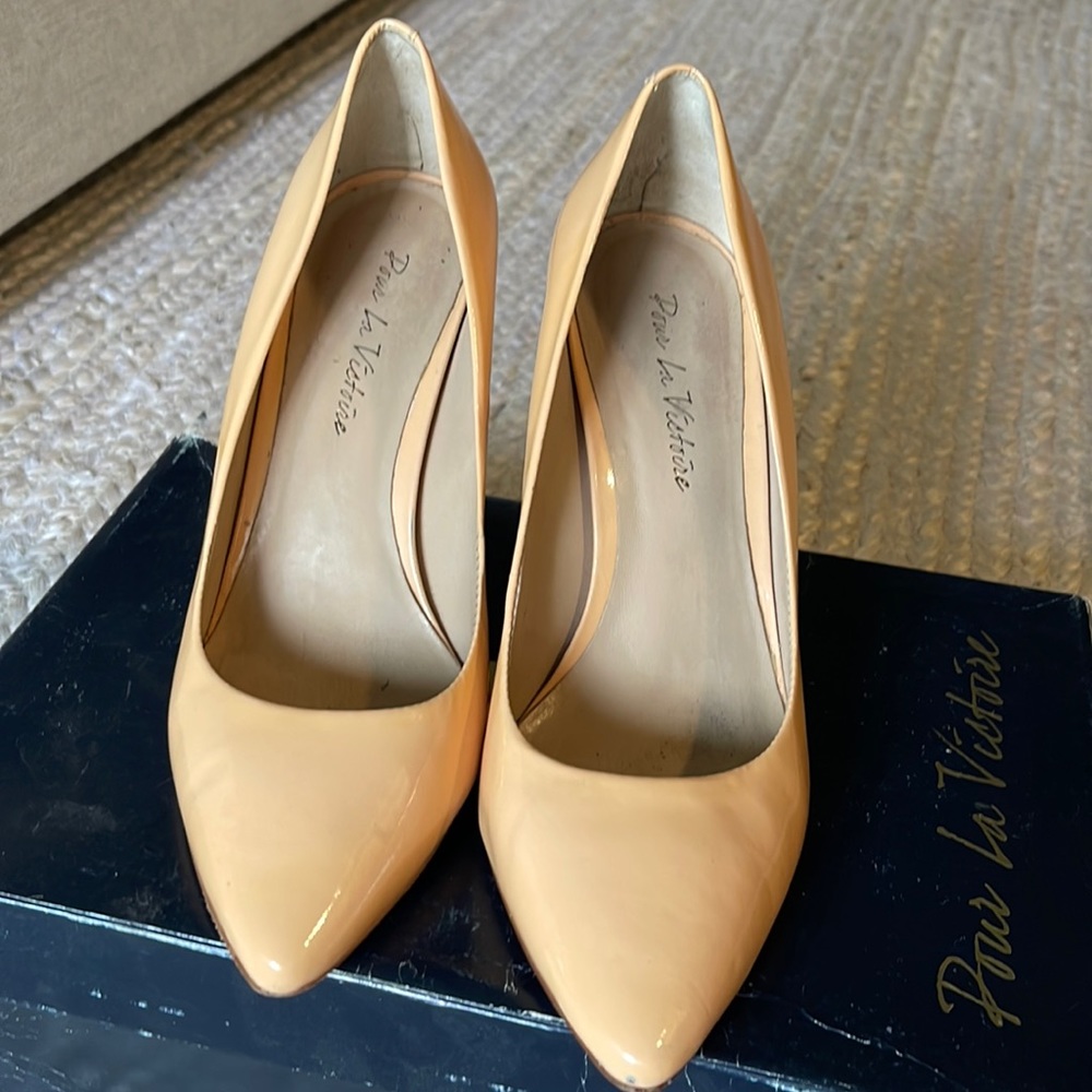 pour la victoire Edie peach pointy wedge heels